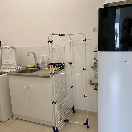 La Petite Maison Zone Coulée Verte Menant A L'océan *